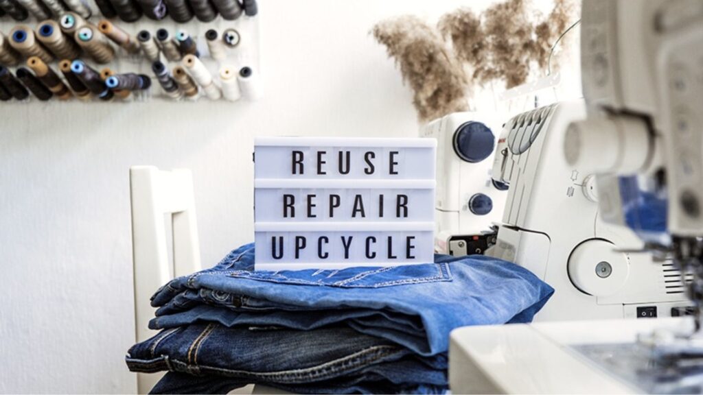 Reutilizar y reparar ropa vaquera para un armario más sostenible