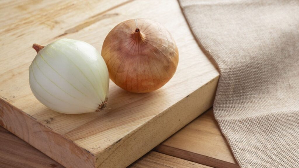 Cebollas utilizadas para hacer tinte natural con piel de cebolla