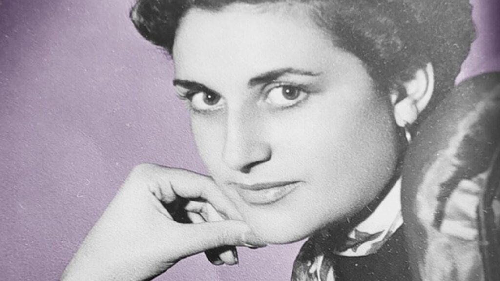 Retrato en blanco y negro de una de las chicas de oro con fondo lila