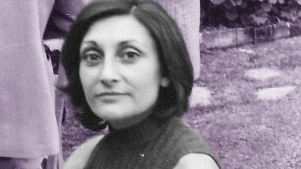 Retrato en blanco y negro de otra de las chicas de oro con fondo lila