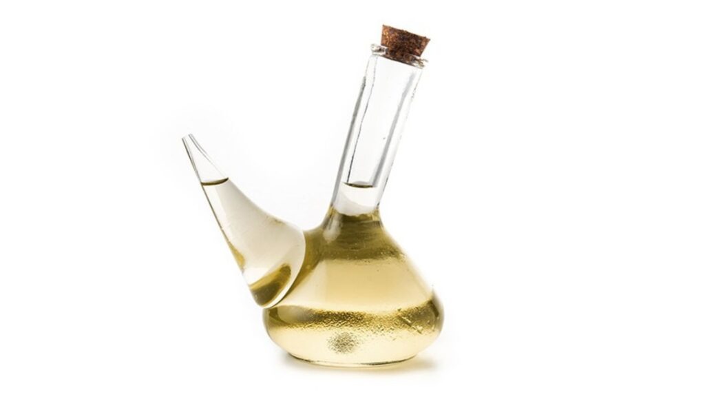 Vinagre en botella de vidrio utilizado como mordiente para fijar tintes naturales